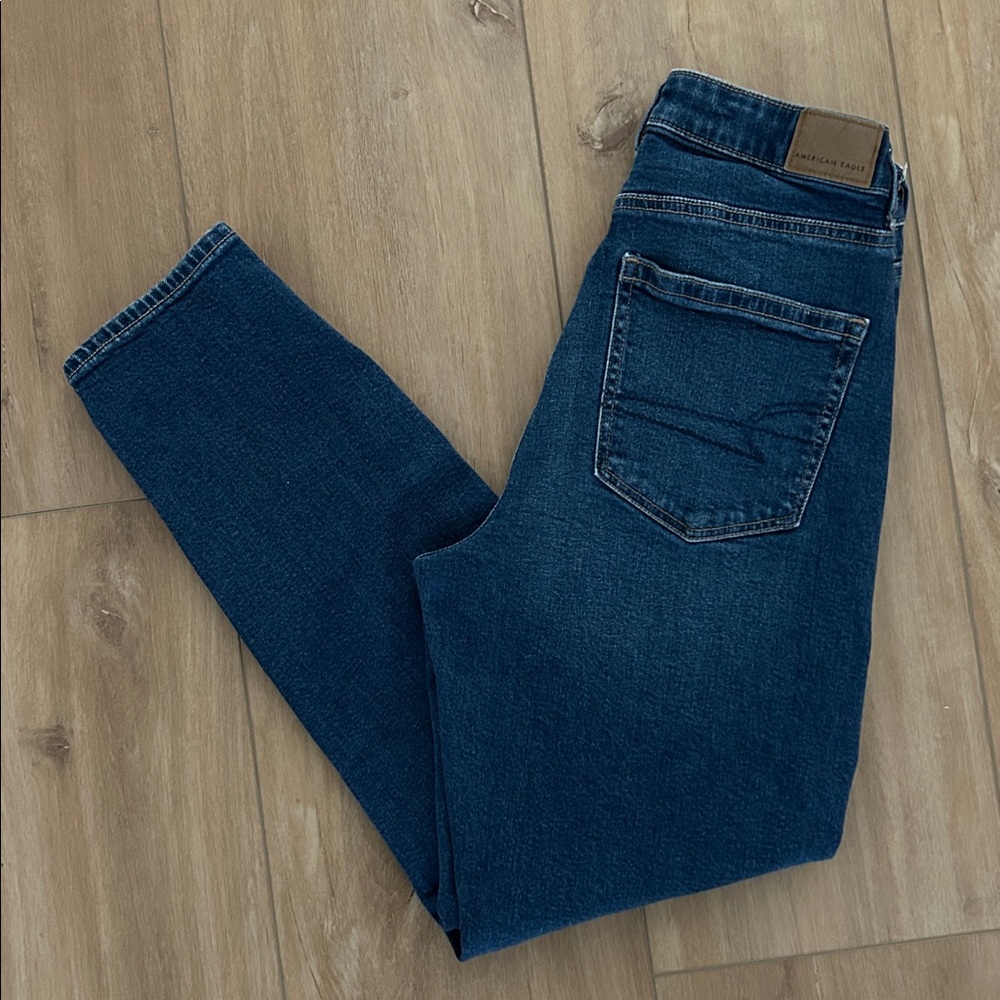 Like new - AMERICAN EAGLE Mom Jeans - Picture 4 of 13